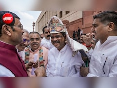 इस्तीफे के बाद पहली बार संसद पहुंचे धर्मेंद्र प्रधान, NDA नताओं ने ऐसे किया स्वागत