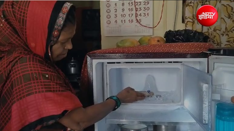 फ्रिज में बनी शिवलिंग जैसी आकृति, पूजा के लिए पहुंचने लगे लोग, बोले-बाबा प्रकट हुए
