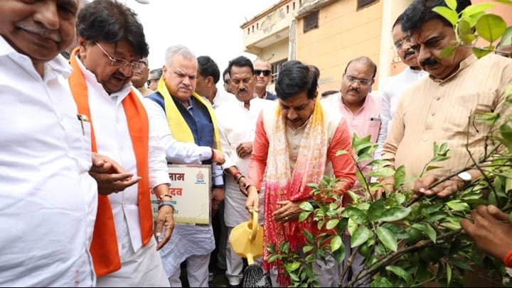 इंदौर में ‘एक पेड़ मां के नाम अभियान की अगुवाई मंत्री कैलाश विजयवर्गीय कर रहे हैं. इंदौर में ‘एक पेड़ मां के नाम अभियान की अगुवाई मंत्री कैलाश विजयवर्गीय कर रहे हैं.