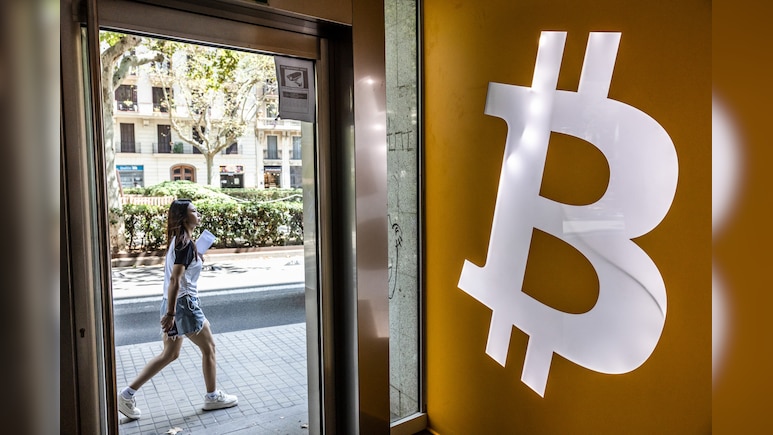 Bitcoin Falls To 21-Month Low On Strategy, Rate-Hike Fears