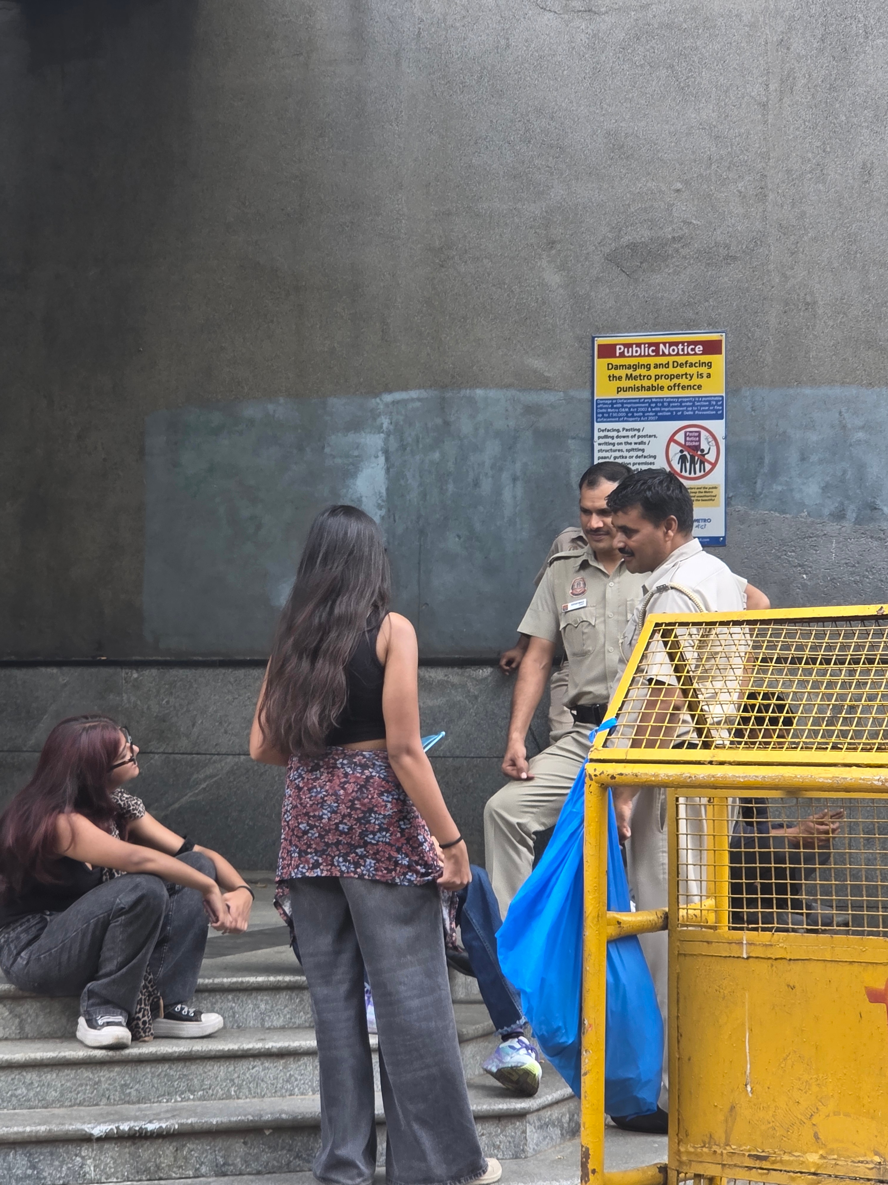 जनपथ मैट्रो गेट पर ड्यूटी पर तैनात पुलिसकर्मियों से बात करती आंदोलनकारी छात्राएं (फोटो- एनडीटीवी)