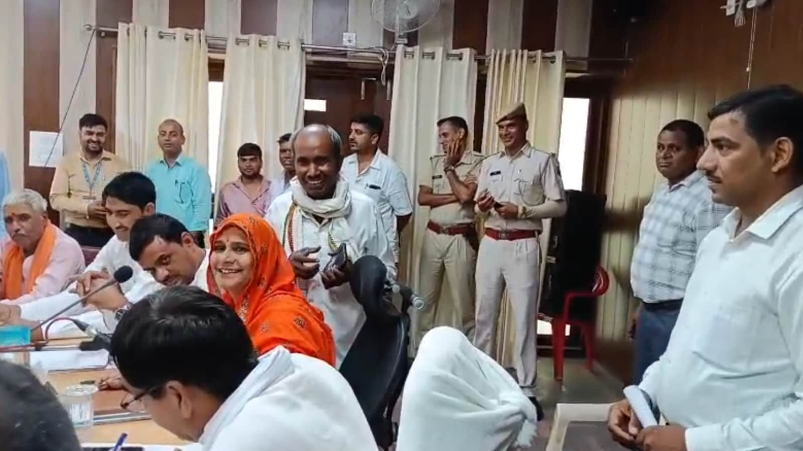 कमरे में अपनी बात रखते हुए पार्षद कमरे में अपनी बात रखते हुए पार्षद