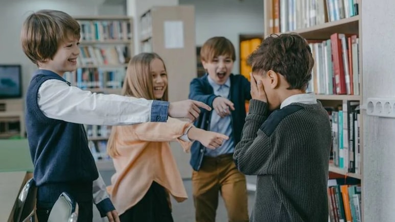 क्या आपका बच्चा बुलिंग का शिकार है? इन 5 संकेतों को कभी न करें नजरअंदाज