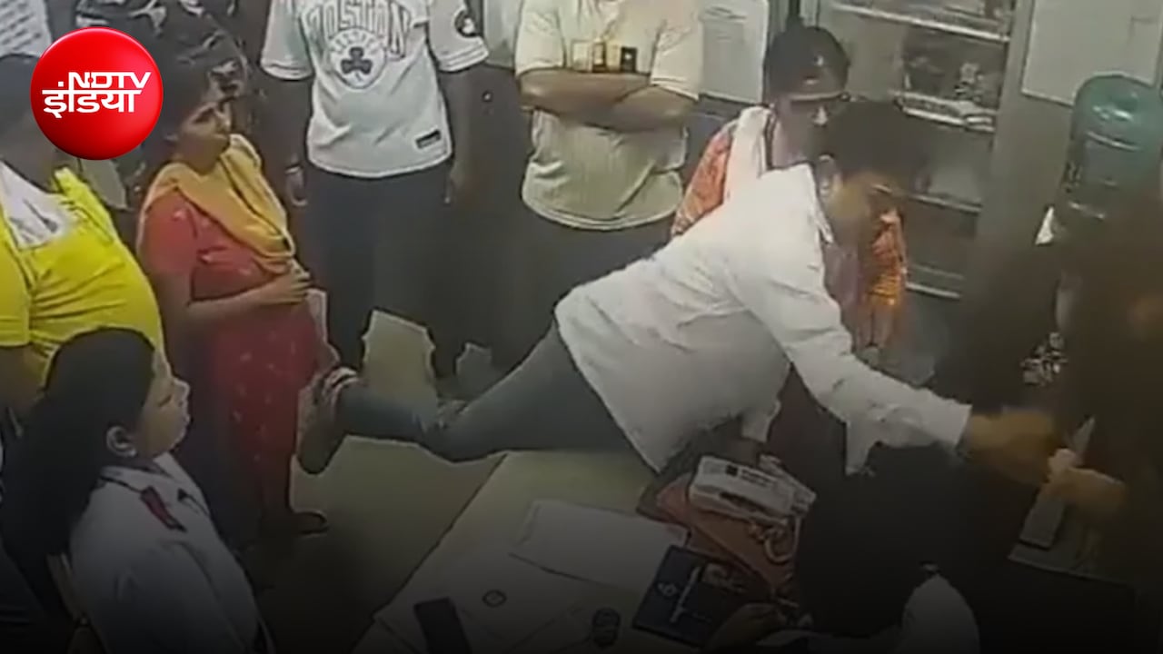 महिला डॉक्टर को पीटने के आरोप में शिवसेना पार्षद रमेश म्हात्रे गिरफ्तार, घर से ले गई पुलिस