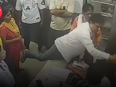 महिला डॉक्टर को पीटने के आरोप में शिवसेना पार्षद रमेश म्हात्रे गिरफ्तार, घर से ले गई पुलिस