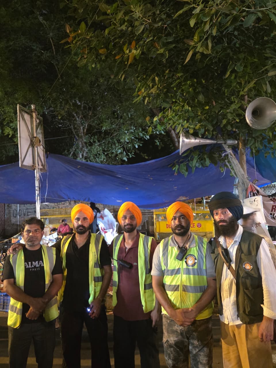 मिडलैंड लंगर सेवा सोसाइटी से जुड़े प्रीतपाल सिंह (दाएं से दूसरे) और उनके साथी (फोटो- एनडीटीवी)