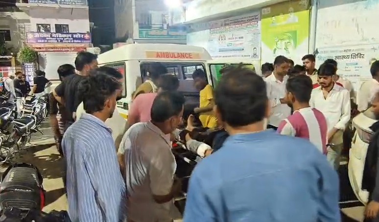 महोबा में हाइवे पर हैवानियत! लड़के के दोनों हाथ कुल्हाड़ी से काटे, मां कपड़े से समेटती रही बेटे के अंग