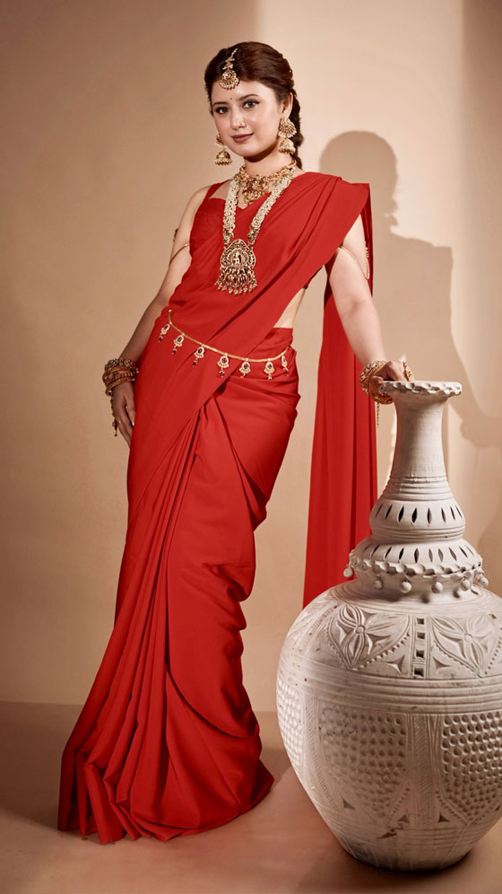 Arishfa Khan Looks Regal In Red