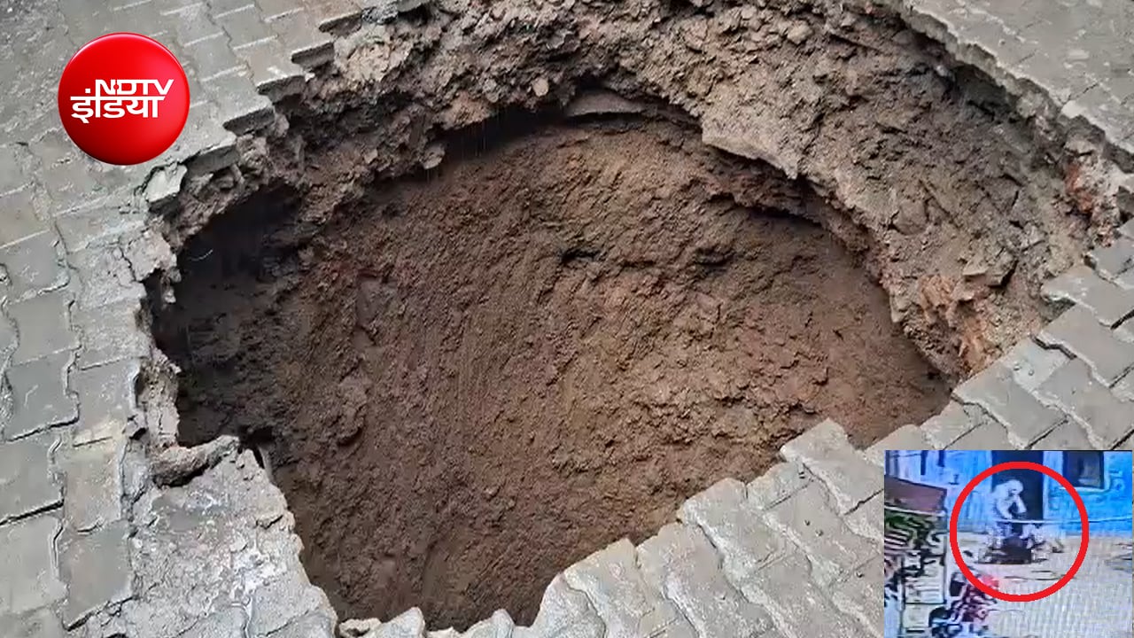 मिर्जापुर में अचानक सड़क धंसी; चलती बाइक समेत गड्ढे में समाए लोग, CCTV वीडियो वायरल