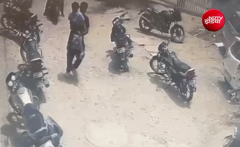 स्कूल के सामने से बच्चे का अपहरण, बाइक पर आए दो बदमाश उठाकर ले गए, CCTV में कैद वारदात