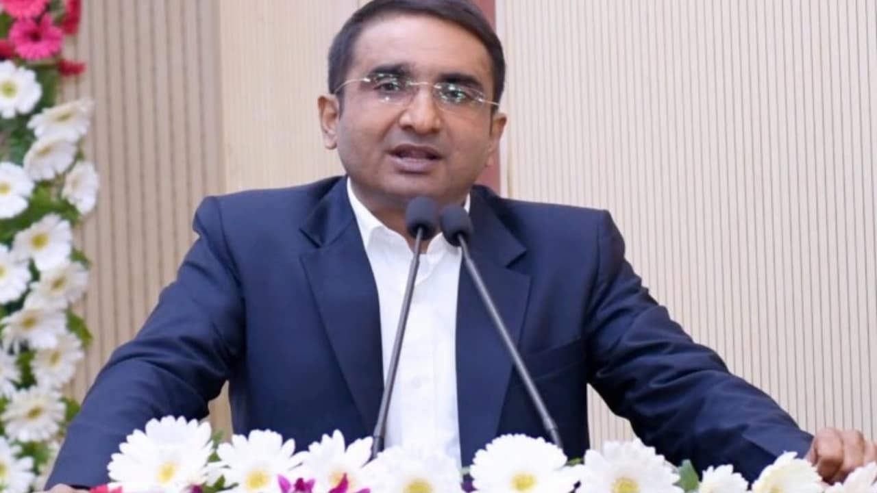IAS Transfer UP: योगी ने आद‍ि रात को बदल डाले 20 आईएएस अफसर, जानें क‍िस को कहां लगाया?