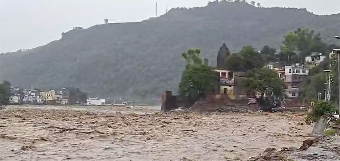 जम्मू-कश्मीर के राजौरी में भीषण बाढ़ जम्मू-कश्मीर के राजौरी में भीषण बाढ़