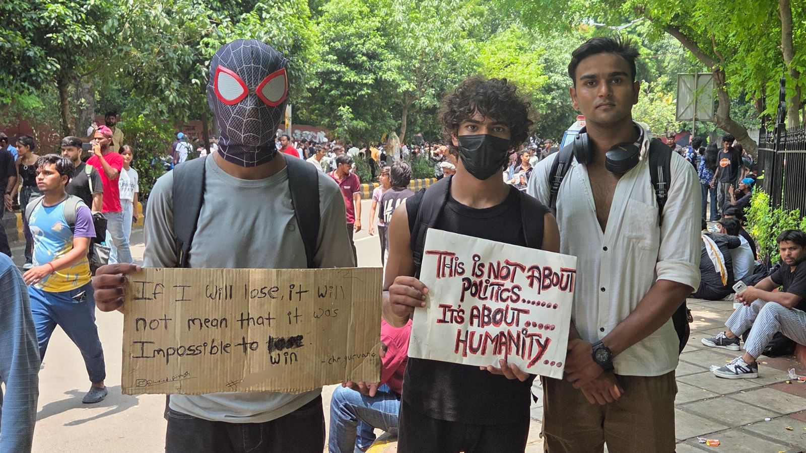 जंतर-मंतर पर हो रहे विरोध प्रदर्शन में एमपी से शामिल होने आए तीन छात्र दोस्त (फोटो- एनडीटीवी)