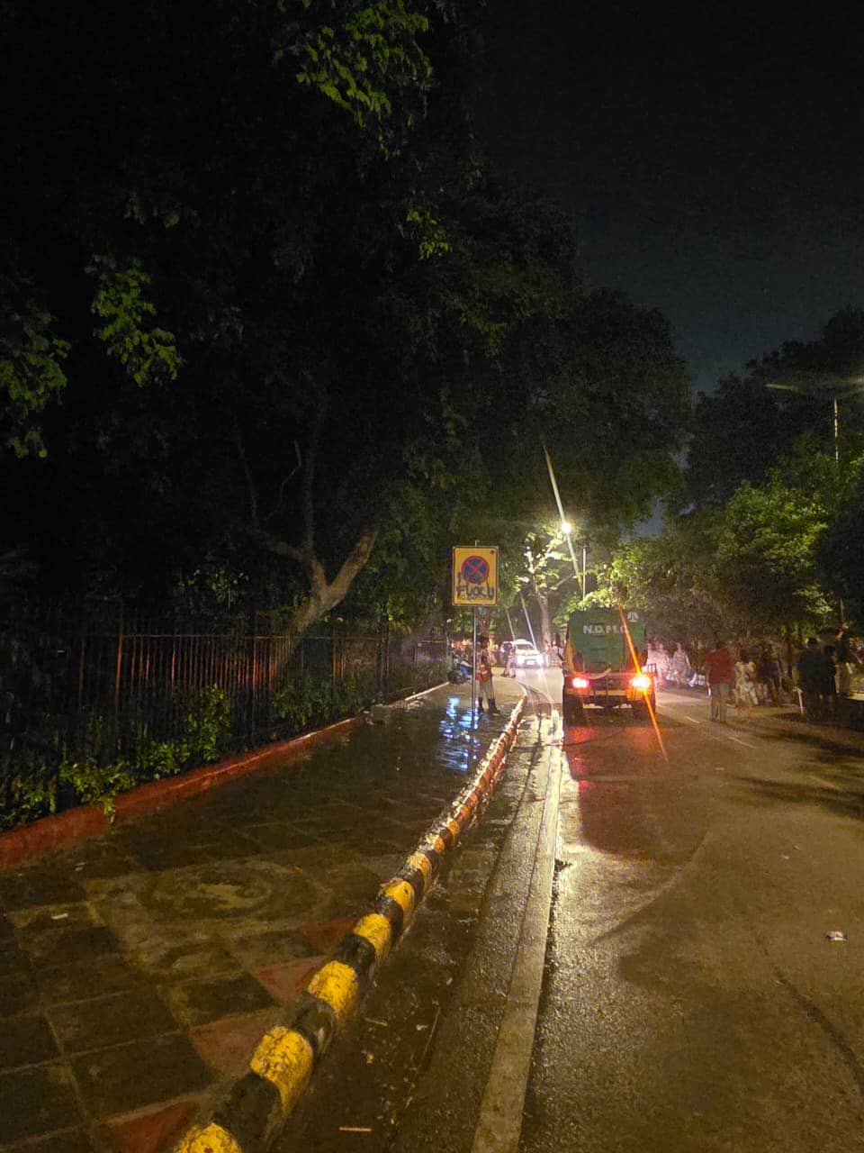 रात में ही जंतर-मंतर की सड़क को नहला दिया गया, चमका दिया गया (फोटो- एनडीटीवी) रात में ही जंतर-मंतर की सड़क को नहला दिया गया, चमका दिया गया (फोटो- एनडीटीवी)