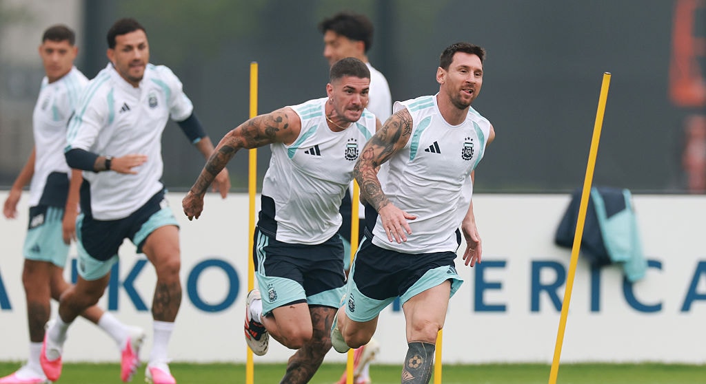 Messi and Argentina Train in Heavy Rain Ahead of FIFA World Cup Final