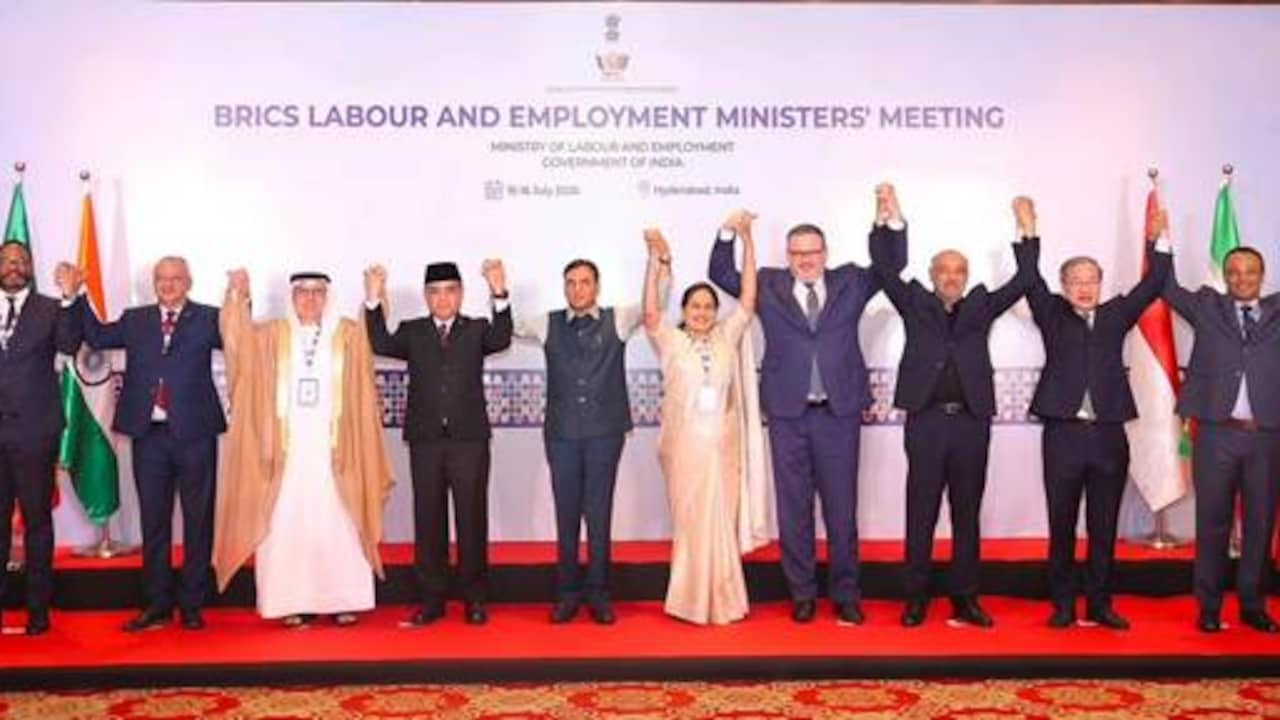 ILO के डायरेक्टर जनरल गिल्बर्ट एफ. होंगबो ने भारत के सोशल प्रोटेक्शन सिस्टम की सराहना करते हुए कहा कि देश की यह उपलब्धि दूसरे देशों के लिए भी सीख बन सकती है. ILO के डायरेक्टर जनरल गिल्बर्ट एफ. होंगबो ने भारत के सोशल प्रोटेक्शन सिस्टम की सराहना करते हुए कहा कि देश की यह उपलब्धि दूसरे देशों के लिए भी सीख बन सकती है.