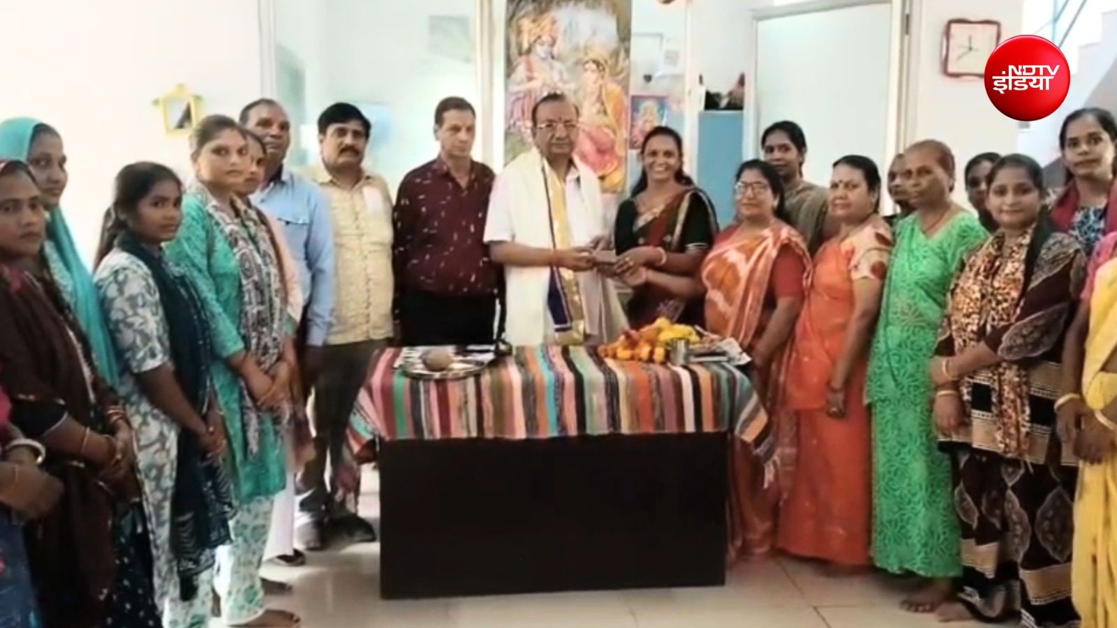  स्वच्छता के प्रदेश ब्रांड एंबेसेडर केके गुप्ता के साथ यूनिट में काम करनेवाली महिलाएं