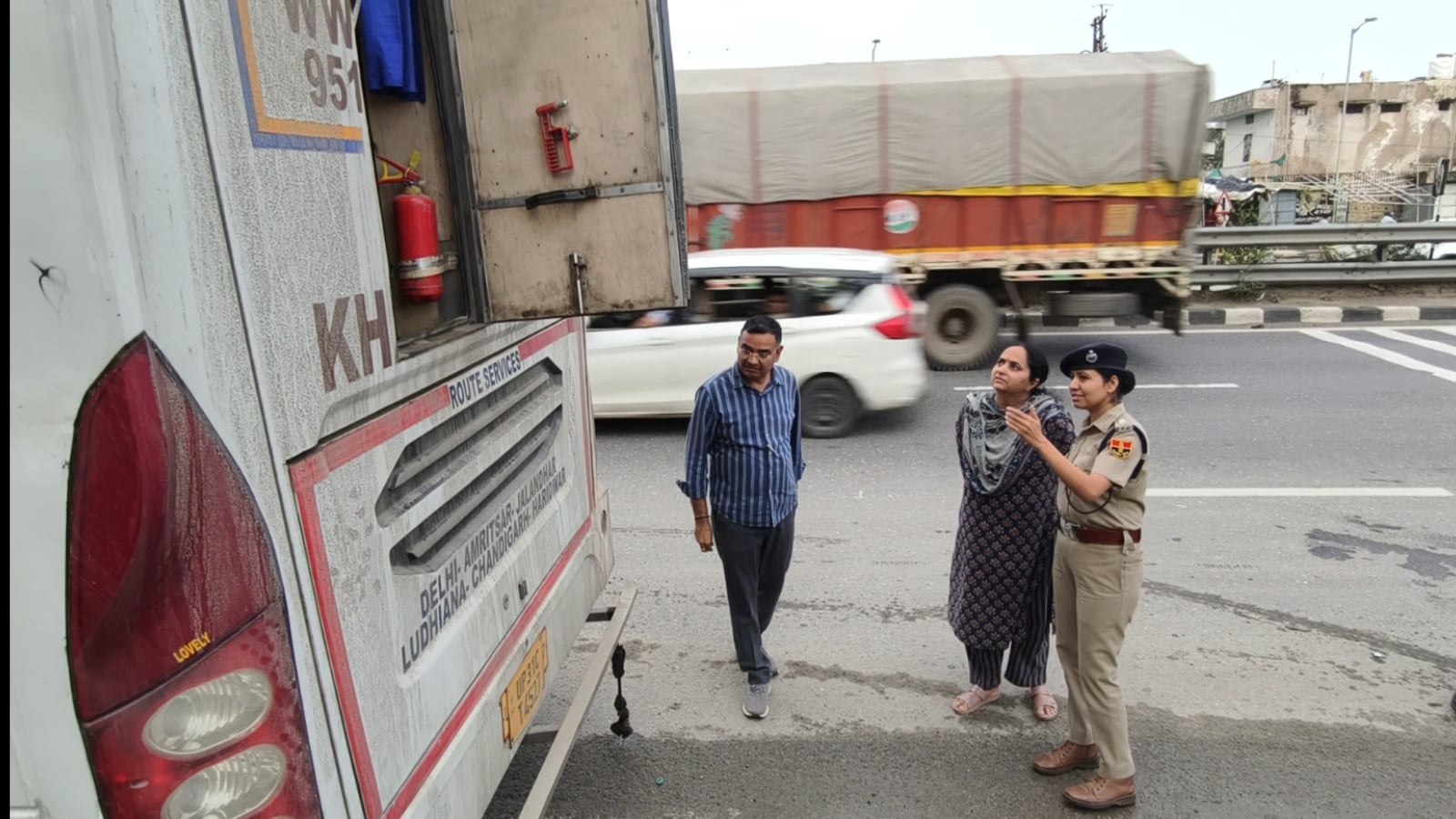 बस की जांच करतीं डीएसपी लक्ष्मी सुथार और डालसा सचिव नीलम मीणा बस की जांच करतीं डीएसपी लक्ष्मी सुथार और डालसा सचिव नीलम मीणा