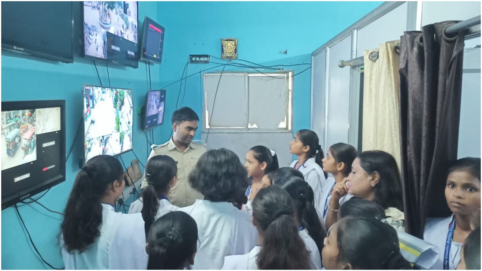 Nalanda DM Udita Singh IAS Success Story School Girl Visit Nalanda DM Udita Singh IAS Success Story School Girl Visit