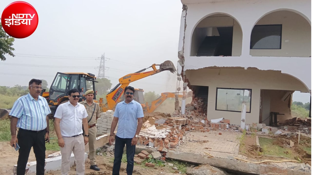 450 करोड़ की 1.5 लाख वर्ग मीटर जमीन पर चला बुल्डोजर, अलीगढ़ में यमुना प्राधिकरण की बड़ी कार्रवाई