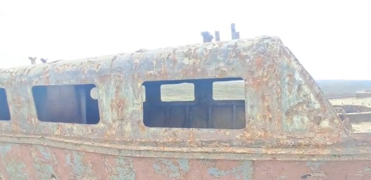 हादसे के 40 साल बाद दिखी मोटर बोट पर जंग की मोटी परत चढ़ गई है.