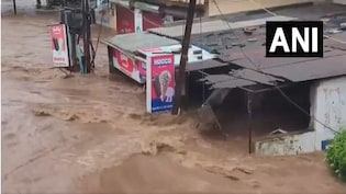 रेलवे स्टेशनों पर सैलाब, ट्रेनें रुकीं... सूरत, वापी से वलसाड तक गुजरात में भारी बारिश से बुरा हाल