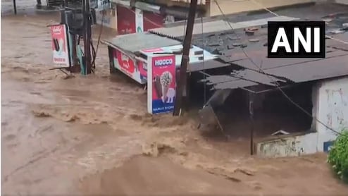 रेलवे स्टेशनों पर सैलाब, ट्रेनें रुकीं... सूरत, वापी से वलसाड तक गुजरात में भारी बारिश से बुरा हाल