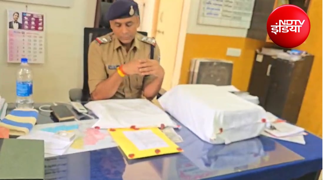Fake Currency Racket Busted: पुलिस के सामने जब्त किया गया सामान Fake Currency Racket Busted: पुलिस के सामने जब्त किया गया सामान