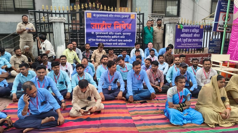 Tuljapur  News:  तुळजापुरात तापले वातावरण! मंदिर कर्मचाऱ्यांचे कामबंद आंदोलन; भाजपा नगराध्यक्षांचे बंधू अडचणीत