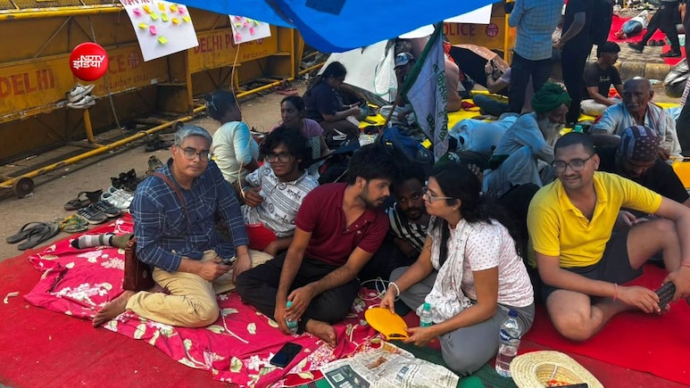 कोई खिला रहा खाना, कोई पिला रहा पानी... जंतर-मंतर पर दिखा 'मिनी इंडिया, हक की लड़ाई के लिए एकजुट हुए छात्र