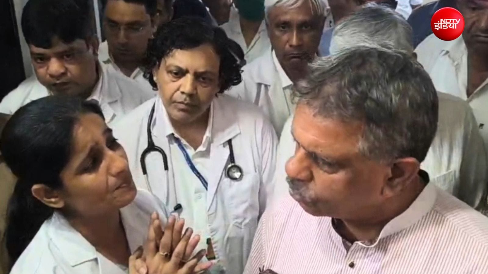 नर्स ने रोते हुए सबके सामने मंत्री से अपनी परेशानी बताई