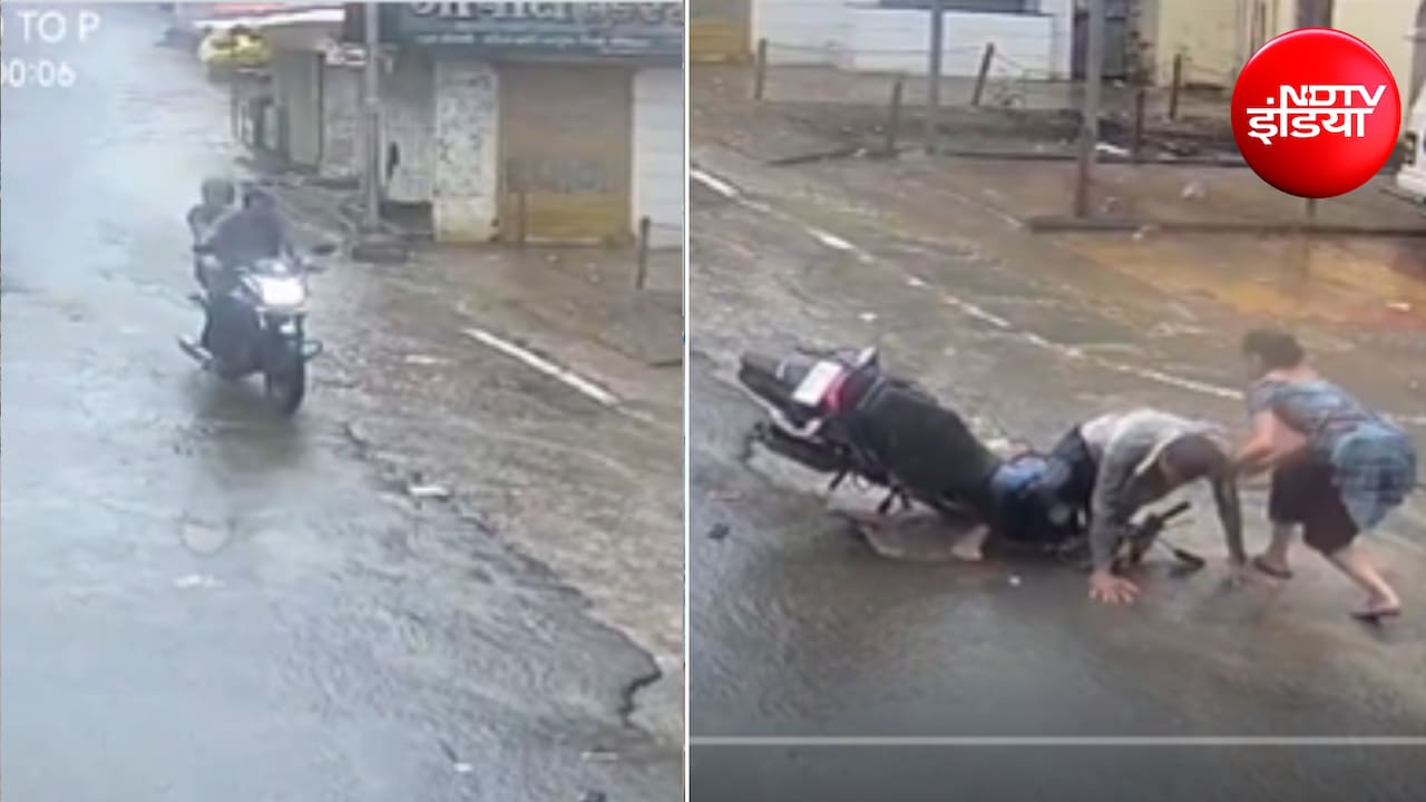 बारिश में गड्ढा बना जानलेवा, बाइक सवार दंपति का भयानक एक्सीडेंट, वीडियो वायरल