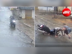 बारिश में गड्ढा बना जानलेवा, बाइक सवार दंपति का भयानक एक्सीडेंट, वीडियो वायरल