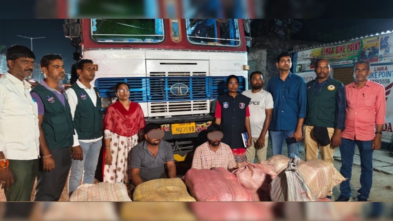 हैदराबाद के पास ट्रक से 1.18 करोड़ का गांजा बरामद, दो तस्कर गिरफ्तार