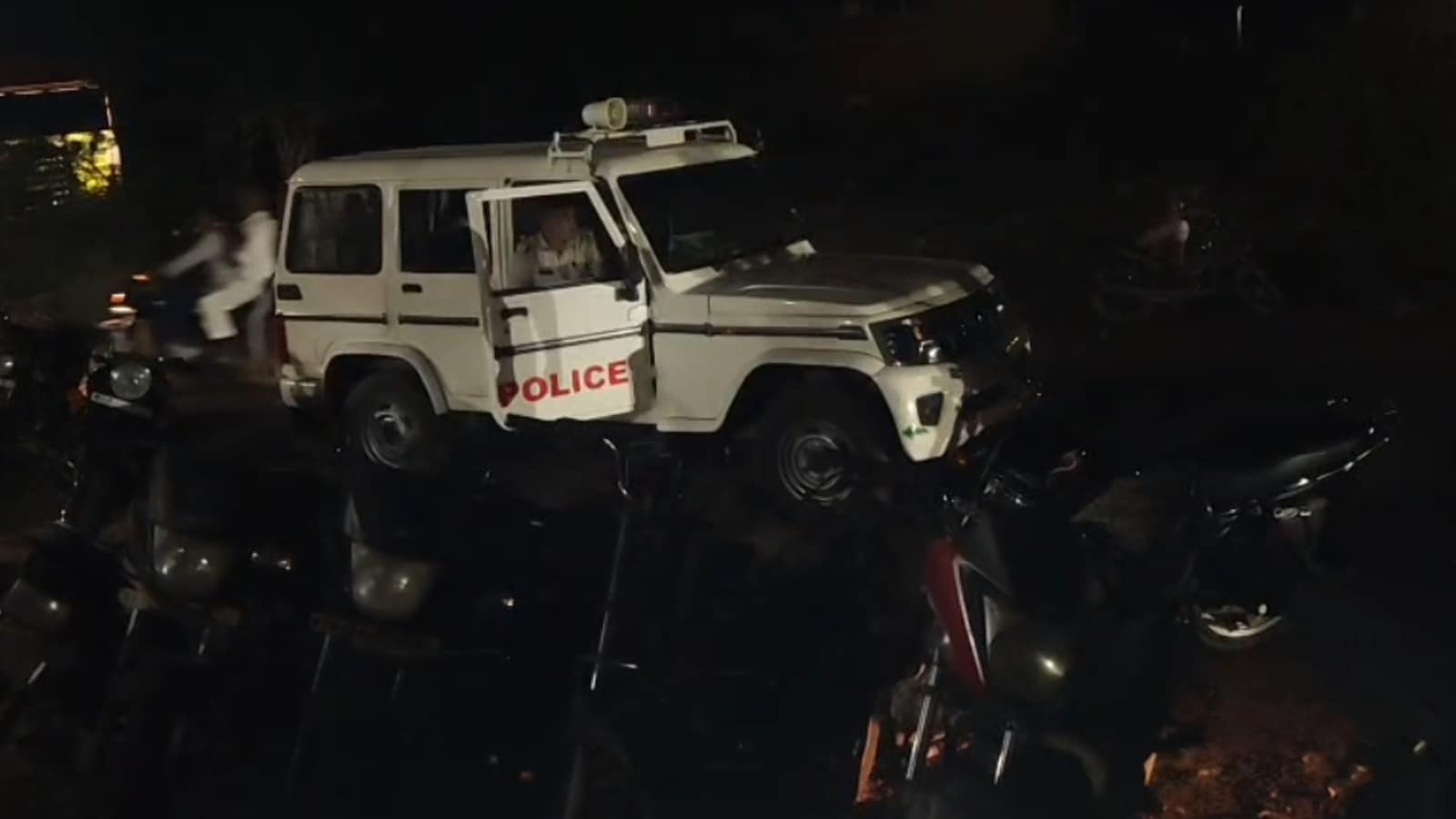 पुलिस ने देर रात सर्च ऑपरेशन चलाया. पुलिस ने देर रात सर्च ऑपरेशन चलाया.