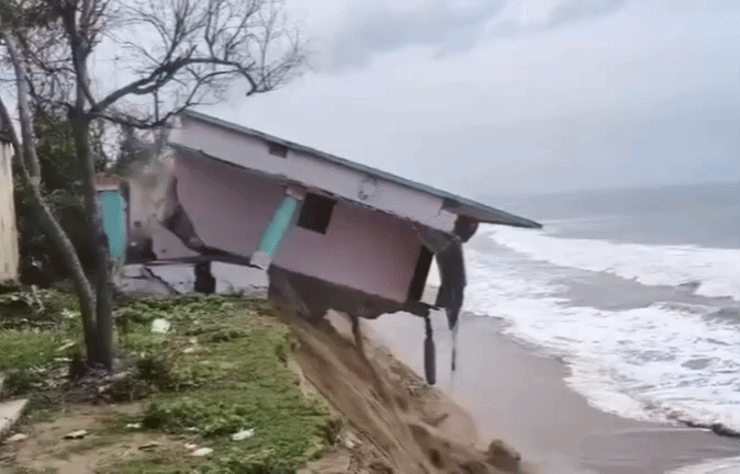 VIDEO: देखते ही देखते समंदर में समा गया घर! कैमरे में कैद खौफनाक मंजर, खतरे में हैं 17 गांव