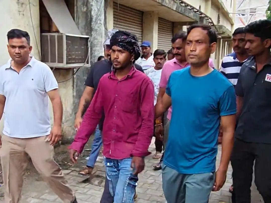 मध्य प्रदेश के पांढुर्णा में पत्नी से विवाद के बाद युवक BSNL के टावर पर चढ़ गया. जिसे काफी मशक्कत के बाद नीचे उतारा गया.