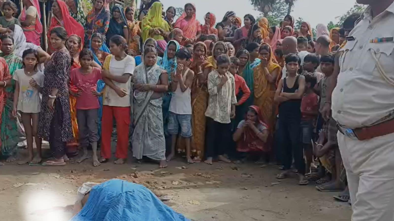 शव के पास जुटी लोगों की भीड़, जांच को पहुंची पुलिस टीम. शव के पास जुटी लोगों की भीड़, जांच को पहुंची पुलिस टीम.