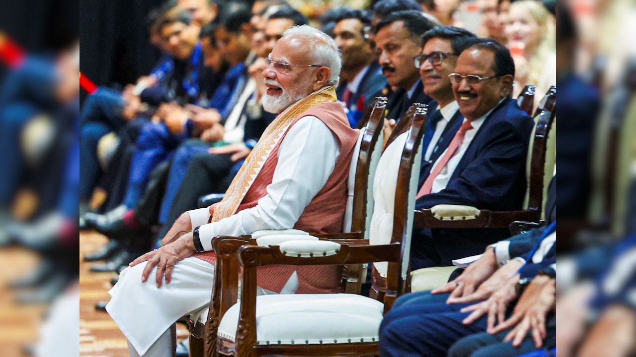 'बेशर्मी तो देखिए...' इंडोनेशिया की 'महारानी' संग पीएम मोदी की तस्वीर शेयर करने पर लगी कांग्रेस की क्लास, महिला मोर्चा ने लताड़ा