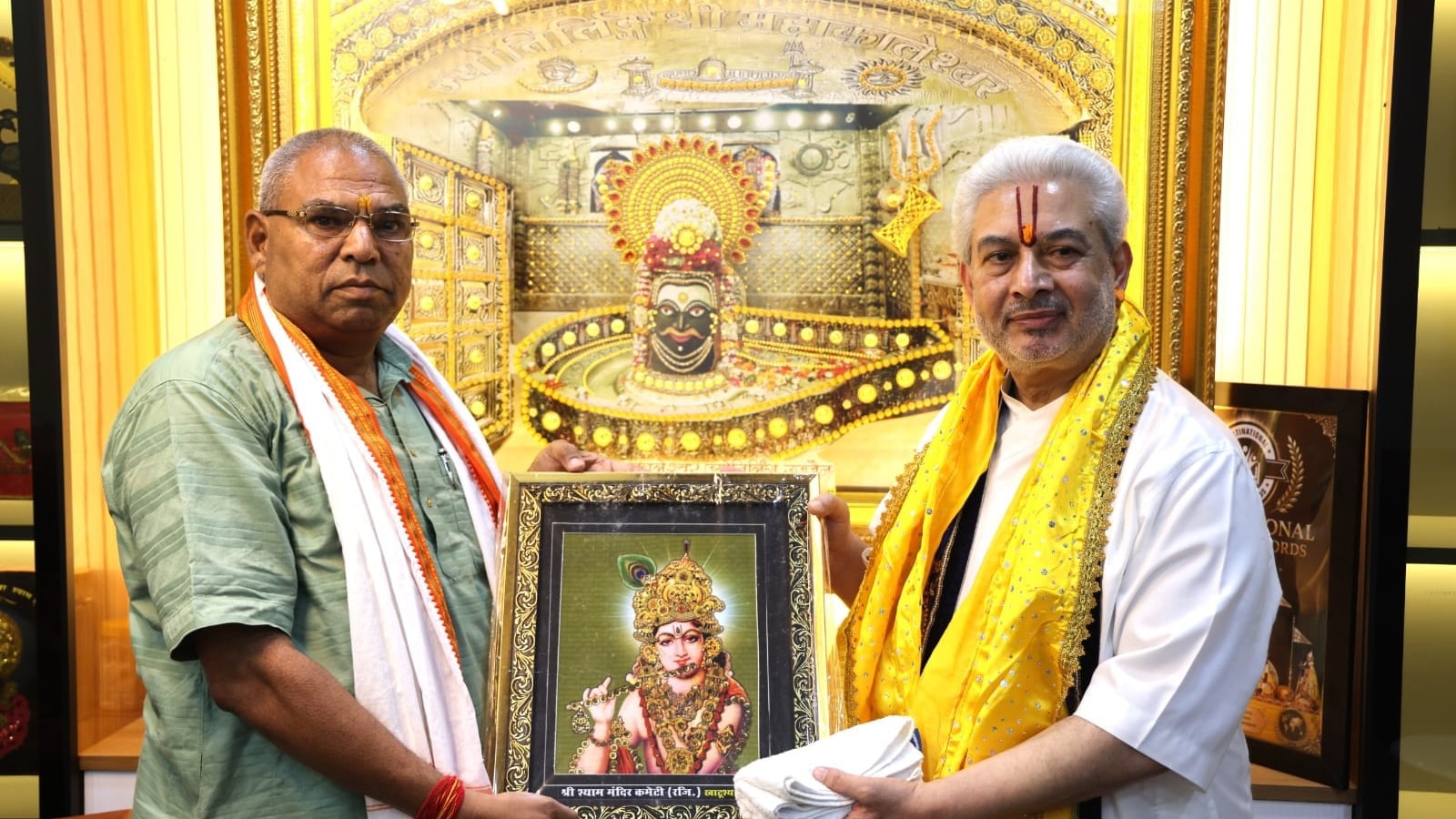 कथावाचक किरीट भाई खाटूश्यामजी दरबार पहुंचे. कथावाचक किरीट भाई खाटूश्यामजी दरबार पहुंचे.