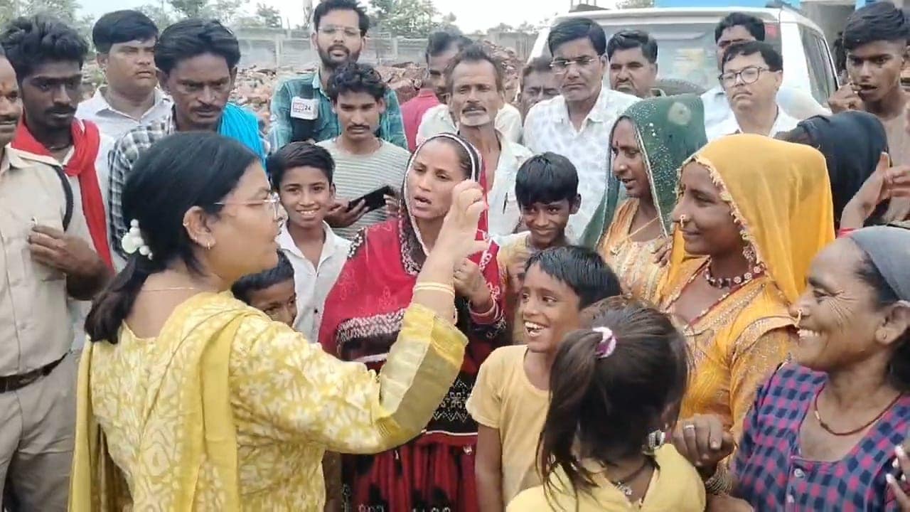 एसडीएम शिवानी पांडे ने लोगों से भी की बात. एसडीएम शिवानी पांडे ने लोगों से भी की बात.