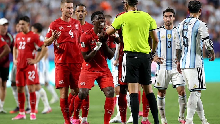Argentina vs Switzerland: 3 मिनट में अर्जेंटीना और स्विट्जरलैंड मैच का पलटा रोमांच, पहले बराबरी का गोल और फिर स्टार खिलाड़ी एम्बोलो को रेड कार्ड