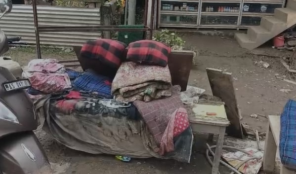 बाढ़ के बाद सड़कों पर दिखा सामान.