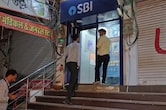 17 ATM मशीनों से 83 लाख रुपये गायब, कैश वैन में सभी एटीएम की चाबियां छोड़ 2 कर्मचारी भी फरार