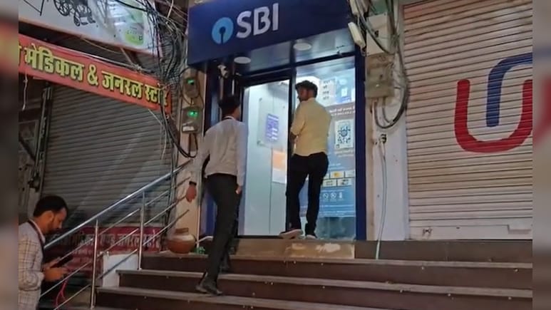 17 ATM मशीनों से 83 लाख रुपये गायब, कैश वैन में सभी एटीएम की चाबियां छोड़ 2 कर्मचारी भी फरार