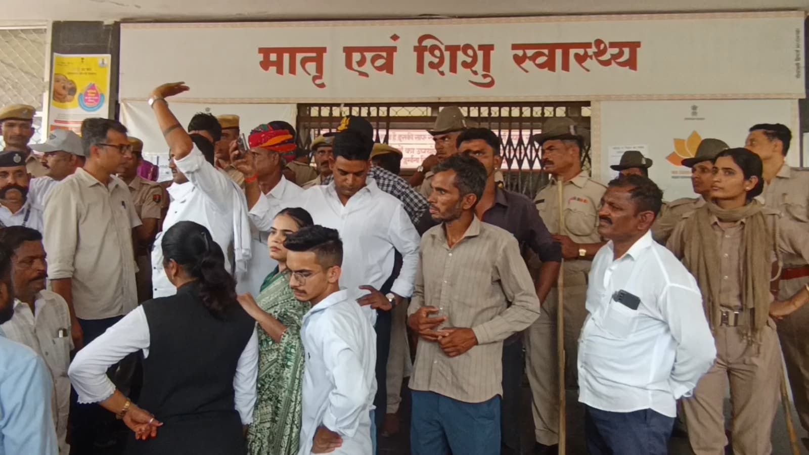 ब्यावर के जिला हॉस्पिटल में विरोध-प्रदर्शन. 
