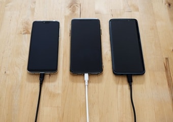 How to Charge Faster: फोन की चार्जिंग हो गई स्लो, तो वॉल सॉकेट और केबल करें इस्तेमाल, झटपट बढ़ेगी स्पीड