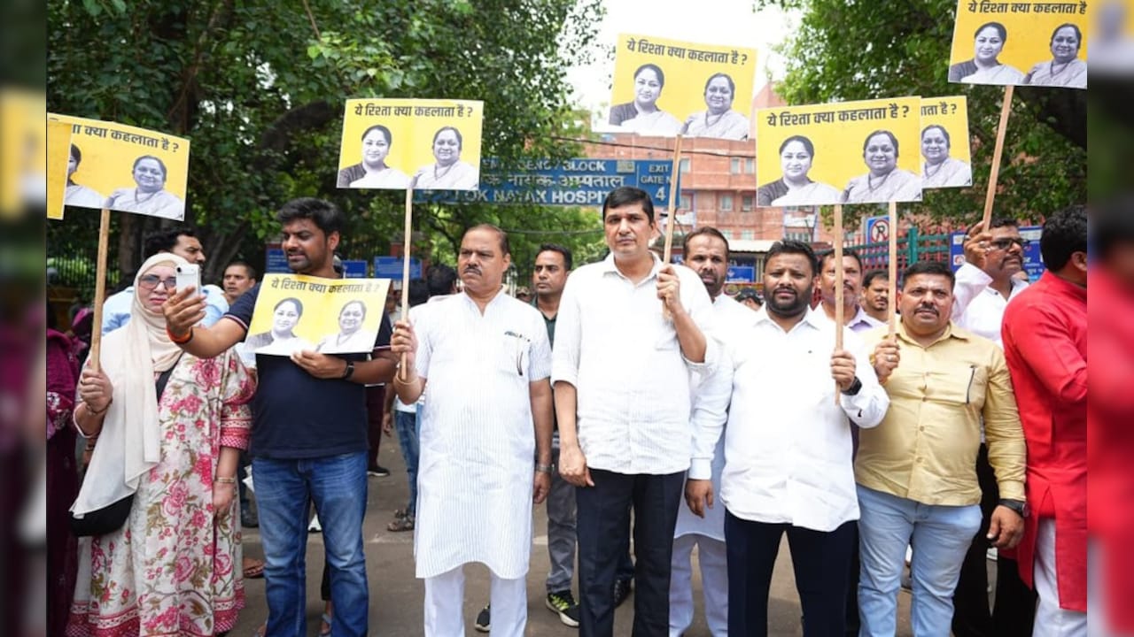दिल्ली में 650 करोड़ के दवा घोटाले के खिलाफ LNJP अस्पताल के बाहर AAP का विरोध प्रदर्शन