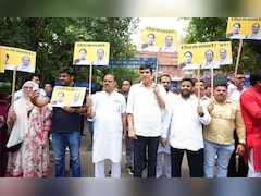 दिल्ली में 650 करोड़ के दवा घोटाले के खिलाफ LNJP अस्पताल के बाहर AAP का विरोध प्रदर्शन