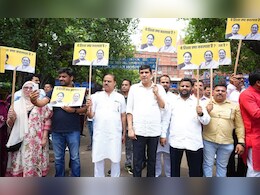 दिल्ली में 650 करोड़ के दवा घोटाले के खिलाफ LNJP अस्पताल के बाहर AAP का विरोध प्रदर्शन